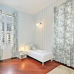 Three-room In Center דירה *